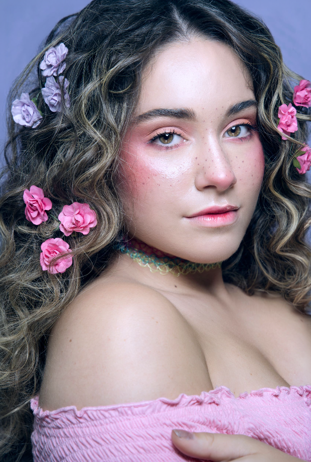 Retrato de una mujer con flores rosas en el cabello